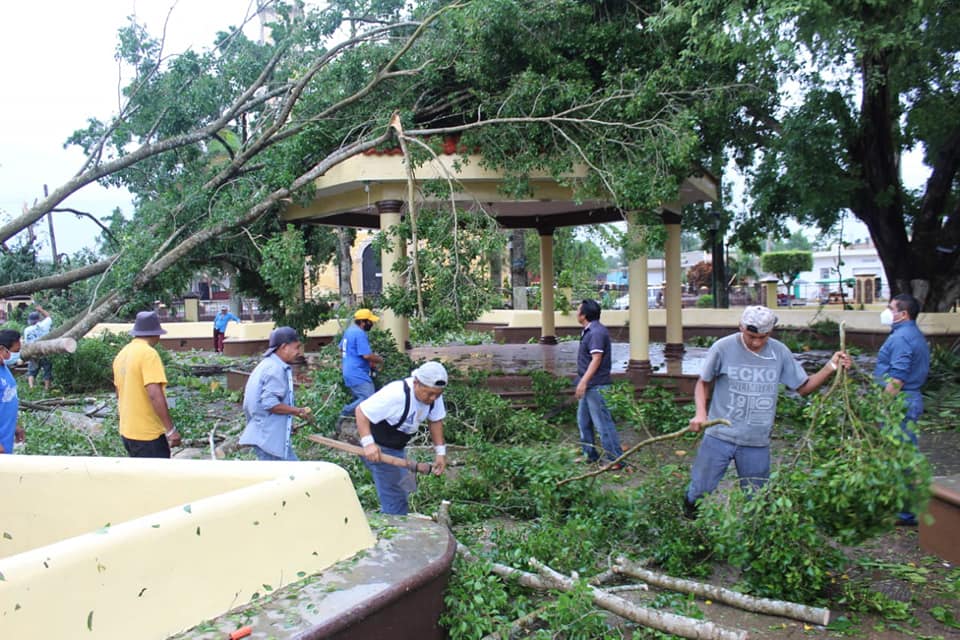 Chemax, con árboles y postes de luz caídos tras el paso de 'Zeta'